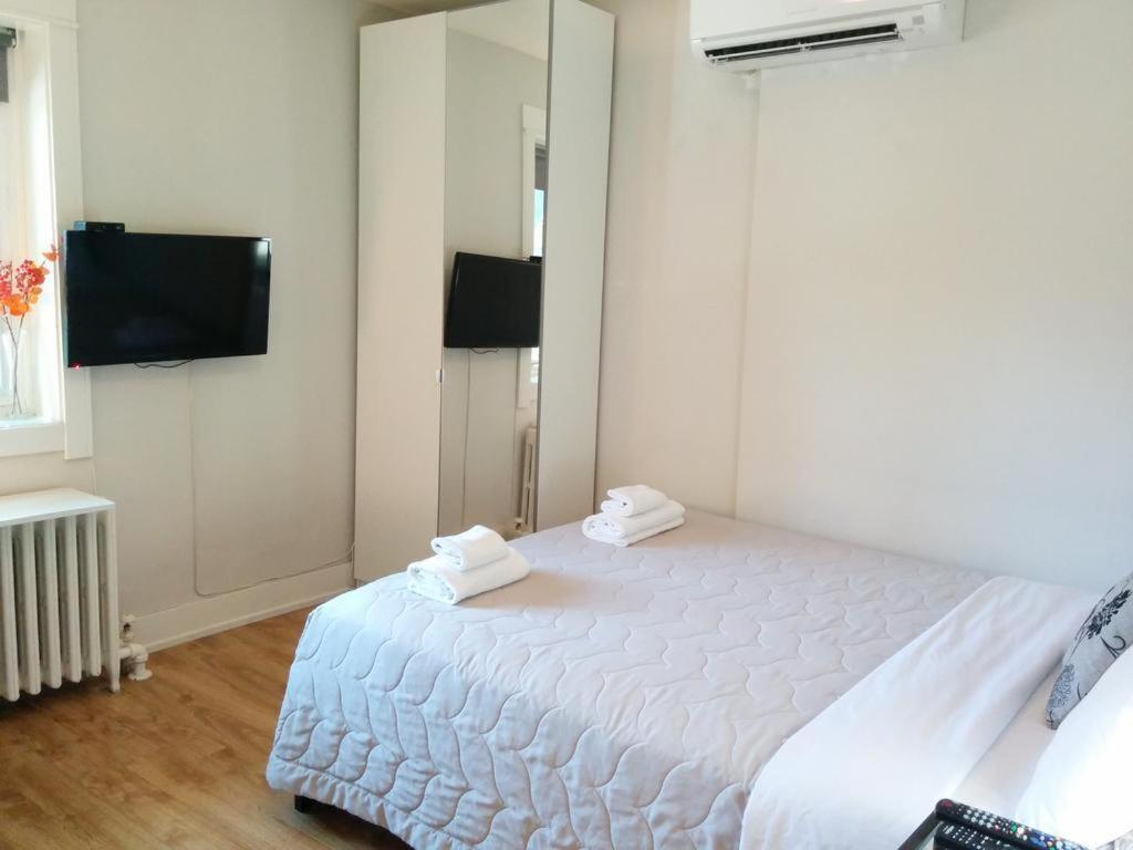 The Parkway Place Guesthouse Торонто Экстерьер фото